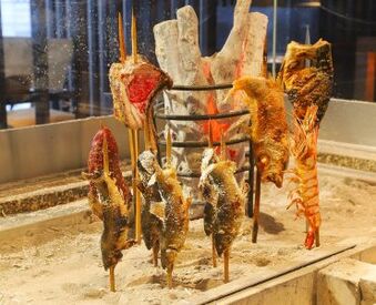 「旨い酒と魚のあるところ」
それが虎連坊のテーマです★
間接照明が灯り落ち着く空間で
四季折々の新鮮な”幸”を提供してます