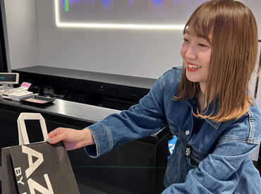 AZUL BY MOUSSY イオンモール各務原店 ＼イオンモール内／
『アズールバイマウジー』の販売スタッフ＊
未経験の方も丁寧に指導しますので
ご安心ください◎