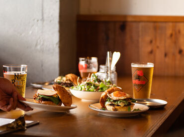 シフト提出は15日ごと♪
だからプライベートとの両立もバッチリ！
テスト期間中のお休みなど気軽に相談ください◎