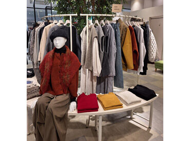 アパレルのお仕事デビューも大歓迎！販売ノルマや目標などは一切ありません◎子育てと両立して働く主婦さんも活躍中の職場♪