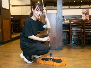 ＼いらっしゃいませ♪／
まずは笑顔でお客様をお出迎え☆
飲食バイトが初めての方も
当店で無理なくSTART★