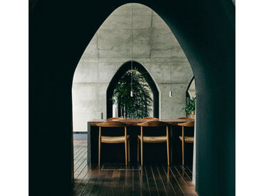 Sta.神田 その昔、駅だった頃の煉瓦がそのまま残された空間を
リノベーションしたカフェダイニング。