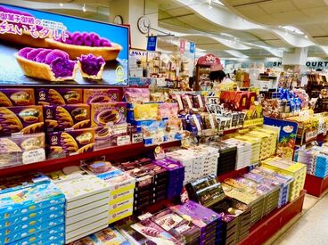 ＼女性スタッフ多数活躍中！／
髪型・髪色自由＆ピアス・ネイルもOK♪
そのままの自分で働けるのも魅力の一つ！