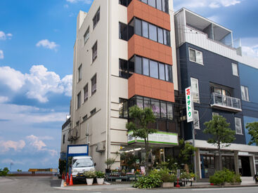 和気あいあいとした雰囲気の職場です！
スタッフ同士仲が良いので
新しく入った方もすぐに馴染めますよ☆