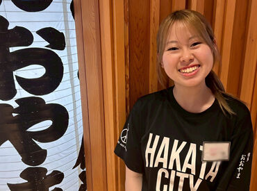もつ鍋おおやま　博多1番街店 正社員含めてスタッフはなんと50人以上！
大学生やフリーター、Ｗワークしている人など様々♪
ワイワイ楽しく賑やかなお店です★