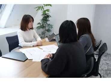 「ゆくゆくは正社員として働きたい」
「自分のスキルを活かして活躍したい」
そんな方も大歓迎！
大学生も活躍中の職場です☆