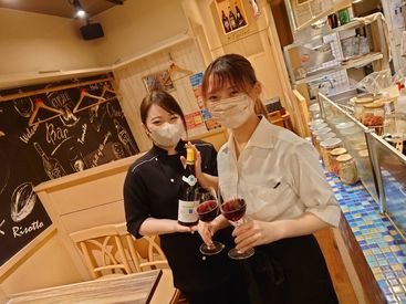 大正ワイン食堂 スタッフ同意も仲良く楽しく勤務できます☆
主婦（夫）・フリーター・学生さんが
幅広く活躍する明るいお店です!