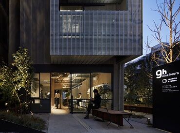 ナインアワーズ名古屋駅【012】 ≪まるで異国の世界!?≫
海外感が滲み出る、デザイナーズホテル！

髪色やピアスなど... 普段の格好で働ける♪