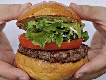 店内は4人掛けテーブルが4席とカウンター。
こぢんまりとしたサイズ感で
落ち着いた接客ができます♪