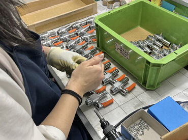  アソー株式会社 扱っているのは…写真のような感じの手のひらサイズの【バルブ】
部品と部品をつなげて組み立てるなど、座ってできる軽作業★