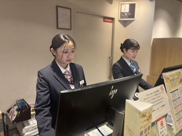 ▼制服は2種類から選べる
水色かピンク好きな色のブラウス/シャツとスカーフ♪
オシャレも楽しみながら勤務できます◎