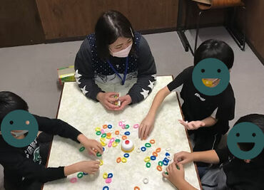 放課後等デイサービスすこーれ ＼最初は子供たちと仲良くなることから♪／
レクを通して、コミュニケーションを取り、
信頼関係を徐々に築いていきましょう☆彡