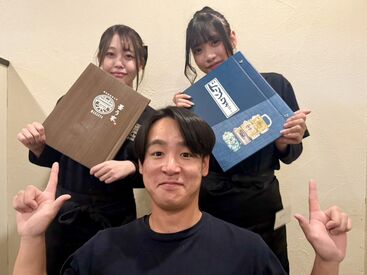 博多野菜巻き串 藁う家 髪型・髪色・ピアス・ヒゲ全部OK！
オシャレな制服で楽しく働こう♪