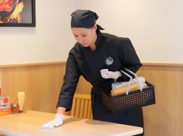 「初飲食バイト」でも安心♪
研修に特別チカラを入れています！
自信を持ってバイトができるよう、
全力でサポートします★