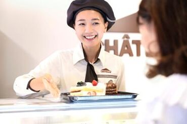 シャトレーゼ 岡山久米店  白を基調としたオシャレな制服も、
"世代を問わず着やすい！"と大人気★
主婦さん・フリーターさん大歓迎♪