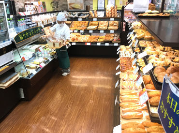 パンの陳列やレジ、サンドイッチ作りなど♪
21時にはお店が閉まるので、
遅くなりすぎなくて安心◎