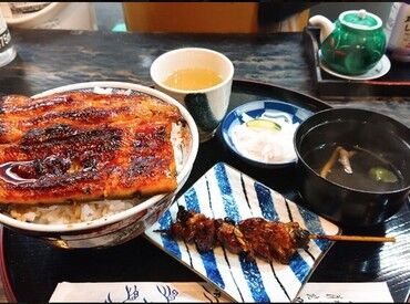 カウンター10席の落ち着いた空間♪
未経験から始めやすい店舗スタッフ募集！