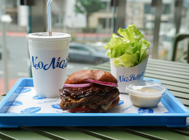 Neo Nice Burger 表参道　11月末ニューオープン ＼服装・髪色・ネイルなど自由！／
キッチンに立ちますが、おしゃれは全て楽しめる♪
あなたらしさを大切にできます◎