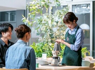 髪色自由はブラウン系であれば明るさ自由！
華美なものは不可ですが、オシャレも楽しめる環境です♪