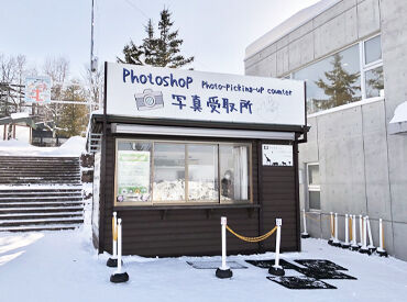 ワンドリームピクチャーズ有限会社 ほっきょくぐま館の出入り口前での撮影★
お客様とコミュニケーションを取りながら
写真撮影のご案内・販売をしていただきます！