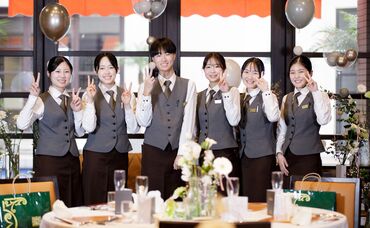 ＼ブライダルスタッフの制服貸与／
かっこいい制服でアルバイト！
身なりや所作など自然と身につくので将来にも役立ちますよ◎