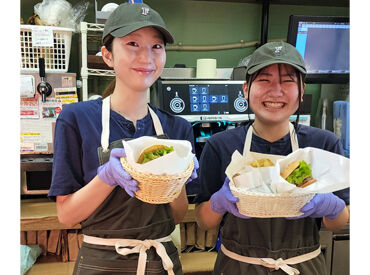 フレッシュネスバーガー代々木八幡店 ＼20～50代のスタッフが活躍中！／
朝は常連のお客様がメインなので、
中高年・シニアさんも無理なく働けます♪