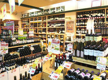 パッケージの可愛い輸入菓子やお酒など見るだけでも楽しい!!
働きながら流行をチェックできちゃいますよ!!