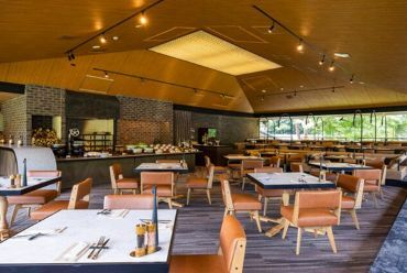 軽井沢プリンスホテルスキー場のゲレンデ前!肉の部位や捌き方のプロフェッショナルに★正社員登用あり!働きやすい環境◎