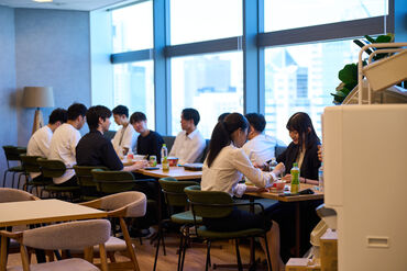 <初台駅直結のオフィスタワー>
フリースナック・ドリンク完備の
カフェコーナーもあり◎
働く環境も充実しています!