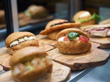 Kitchen&Market mENOTECA LUCUA Osaka ★学生さん大歓迎★
未経験や初バイトも大歓迎♪
優しい先輩が丁寧に教えるのでご安心を◎