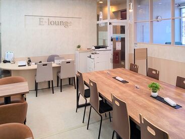 ★大学生歓迎★
木目を基調とした落ち着いたフロアで
チューターとして生徒の成長を支えよう!