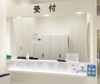 眼科で患者さまの受付や、
検査補助のお仕事をお願いします＊
お仕事はしっかり教えるので
初めての方もご安心ください♪