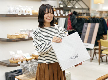 URBAN RESEARCH DOORS 二子玉川ライズ店 ★新規ショップスタッフ募集中★
自社レーベルやインポートブランドも充実
ファッションが好き！そんな気持ちを活かして働こう♪