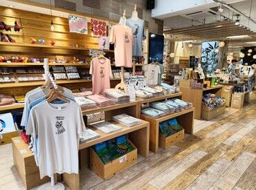 観光客でにぎわう国際通りのお土産屋さん！
笑顔で接客できれば未経験でもOK◎
沖縄の魅力を伝えながら楽しく働けるお仕事♪