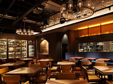 The TOWER TAVERN BAR & GRILL（ザ タワー タヴァン）/802a 約10mの壮大なオープンキッチンに、
炎のオブジェが印象的なメインダイニング。
ムービーの流れるバー、個室までご用意。