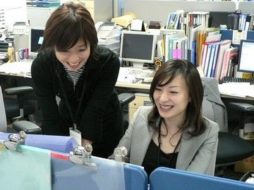 東和フードサービス株式会社 服装はオフィスカジュアルでOK！制服もスーツも必要ありませんので気軽に働けます♪ライフスタイルに合わせて勤務時間の相談OK！