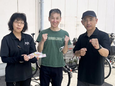 こんなにアットホームな会社みたことない！！ってぐらい仲良く働いています◎
持ちつ持たれつでみんな助け合って仕事してます♪