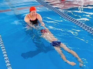 写真のような指導補助も◎
子ども達にバタ足・手の動きを教えてサポートなど
事前に先輩スタッフが指導方法を伝授します