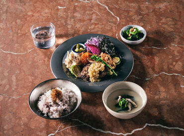 「調味料から手づくりで仕込んだ家庭料理」をコンセプトに、
日本の家庭料理に少しだけ工夫を加えた
メニューを提供しています。