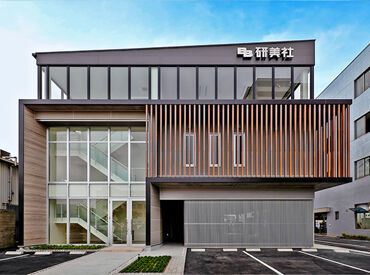 土日祝/GW/お盆/年末年始お休み!
季節ごとの連休もしっかり取れて、
家庭やプライベートとの両立もバッチリです♪