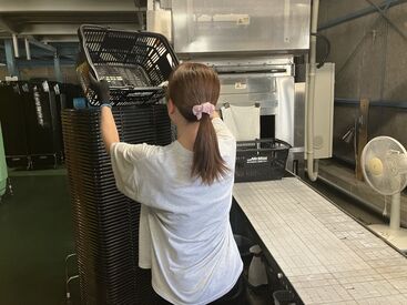 ⇒続いて…
［3］反対側から出てきた容器をとる
［4］軽く拭く
［5］積み重ねて、指定の場所へ持って行く
たったこれだけ★