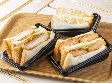 ナチュラルで温かみのあるオシャレな店内―
フライト前のお客様の空腹を満たします♪
たくさんの方に出会える楽しいお仕事★