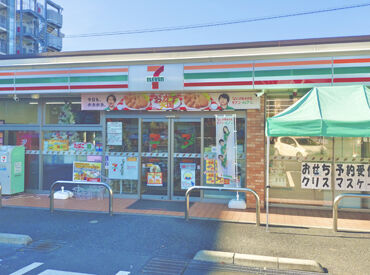 髪型自由!髪色も華美でなければオシャレOK♪
ピアス・ネイルも自分らしいスタイルで"◎"