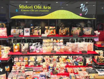 株式会社みどりインターナショナル　Midori Obi Arts　成田空港店 浴衣・着物・履物など伝統的な和装や工芸品を扱うショップで接客対応♪
英語が話せる方はスキルを活かして大活躍できます◎