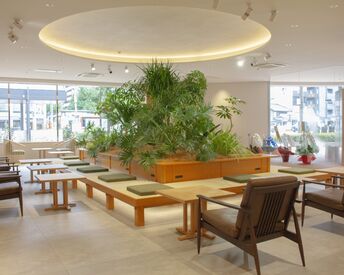 時給1250円でしっかり稼げる!
シフト自由で働き方いろいろ♪
社員割引&有給休暇もバッチリ★