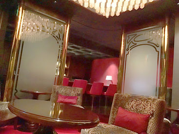 先輩スタッフに指導してもらえるチャンスも!
レカンでのソムリエ経験が、
あなたのキャリアの幅をぐっと広げます◎