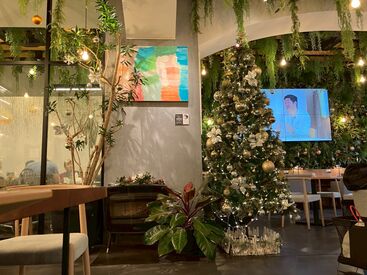 クリスマスシーズンに合わせて店内を装飾★
季節やイベントごとに店内を飾るお仕事も◎