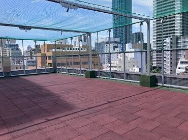 屋上も遊び場♪
子ども達の自立性を大事にしているため、
多方面から"見守る"ことを大事にしています！