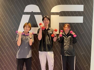 エニタイムフィットネス南花畑店 スタッフ同士の"キョリの近さ"が、働きやすさの1つ★お仕事中も声を掛け合い、協力しながら働いています◎