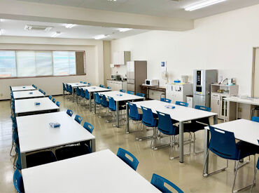 てきぱきとした雰囲気の職場♪
未経験から始めたスタッフも多く、みんなが協力し合いながら作業しています。